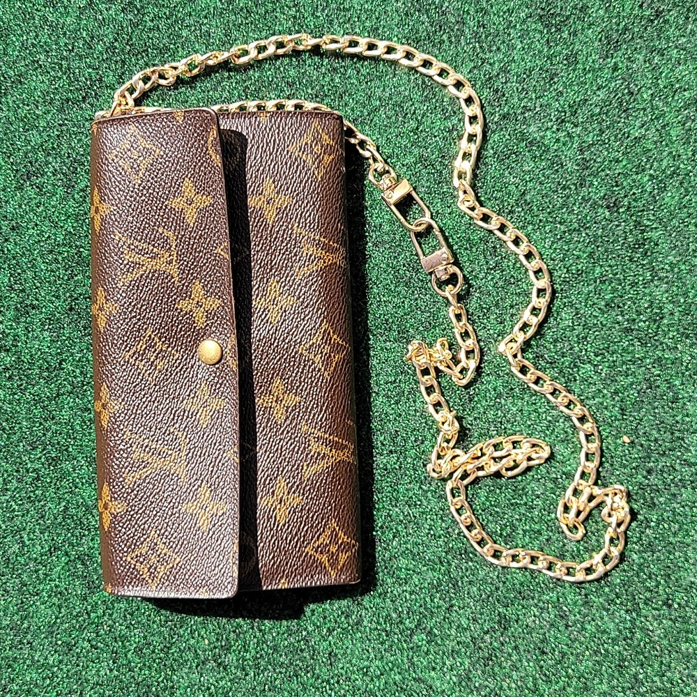 💗Authentic Louis Vuitton Monogram Sarah Wallet. Date code: TH0092 💗
